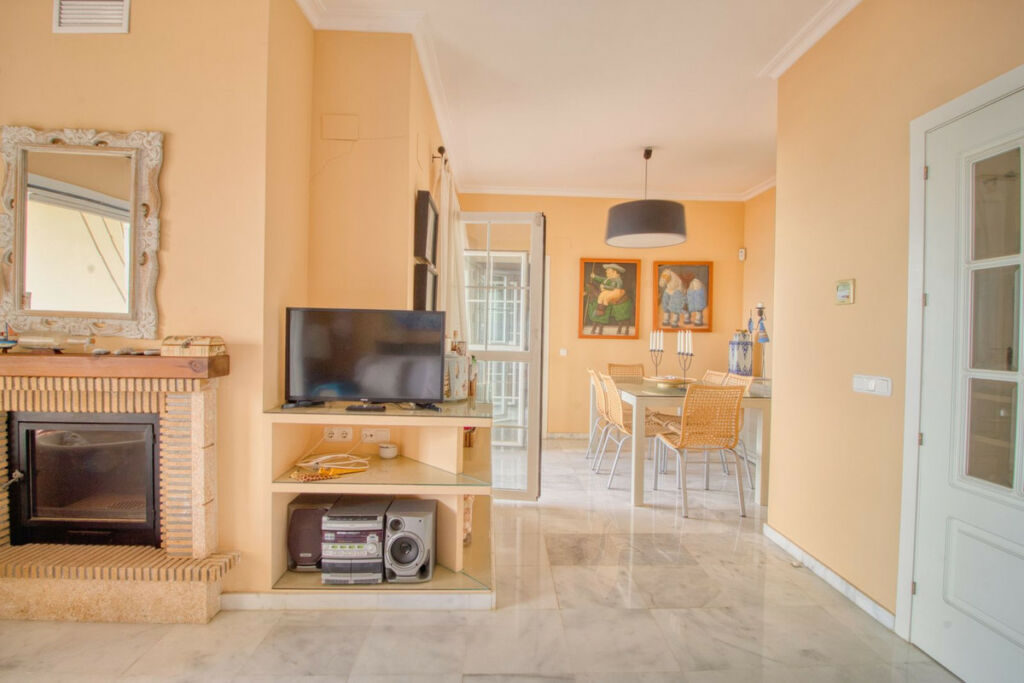 Middle Floor Apartment Manilva Málaga - image 8