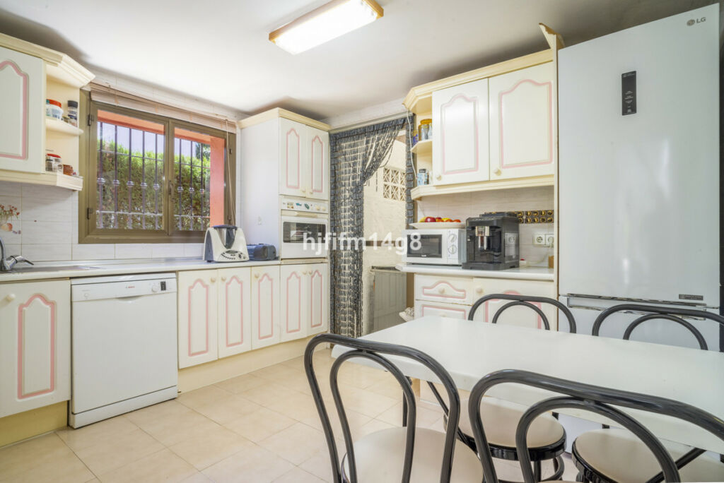 Detached Villa Nueva Andalucía Málaga - image 8