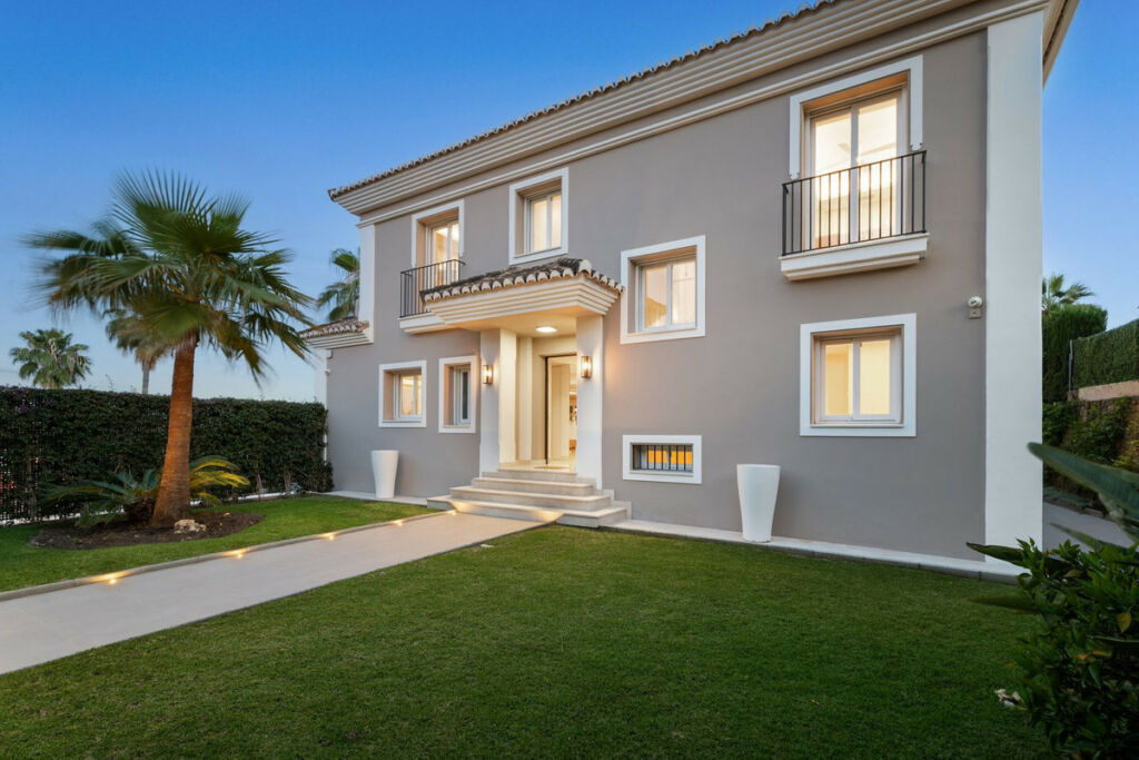 Detached Villa Nueva Andalucía Málaga - image 8