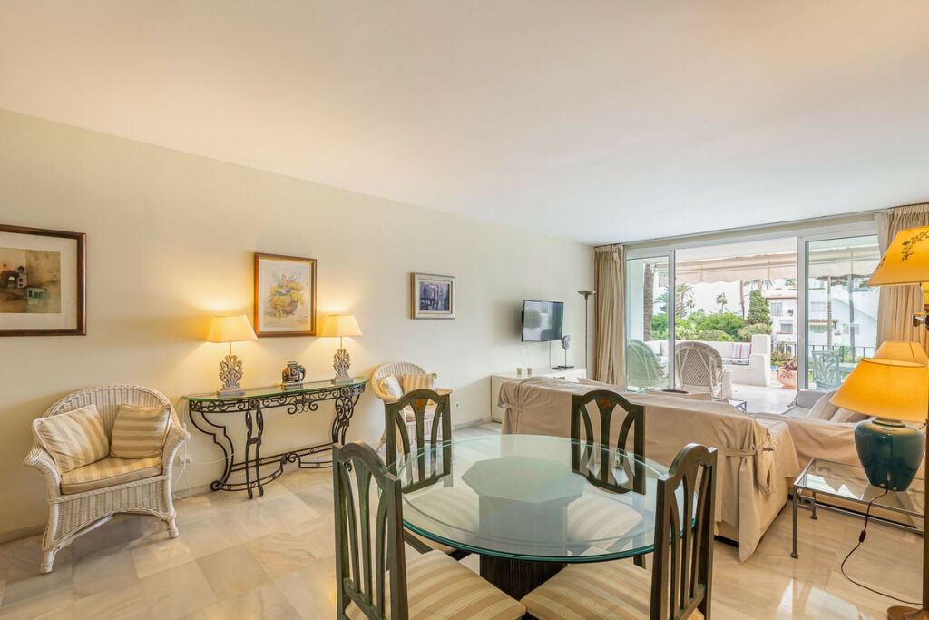 Middle Floor Apartment Estepona Málaga - image 8