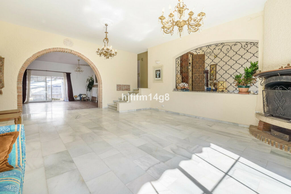 Detached Villa Nueva Andalucía Málaga - image 8