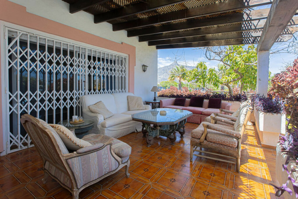 Detached Villa Nueva Andalucía Málaga - image 8