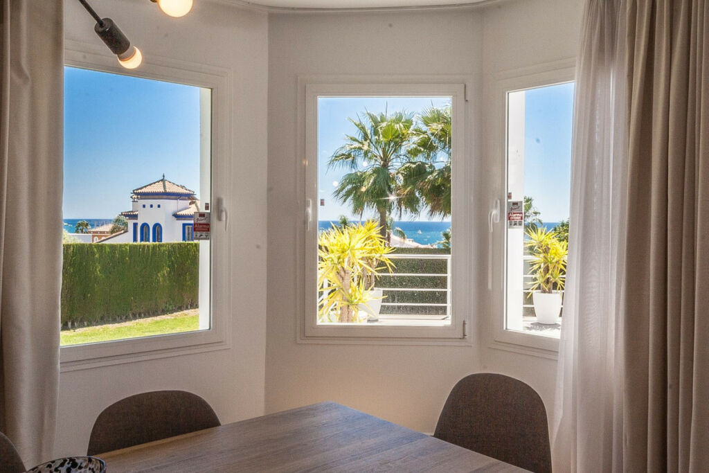 Detached Villa Estepona Málaga - image 8