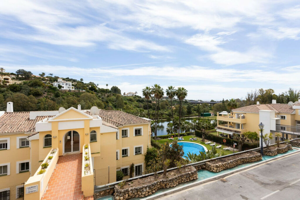 Middle Floor Apartment La Quinta Málaga - image 9