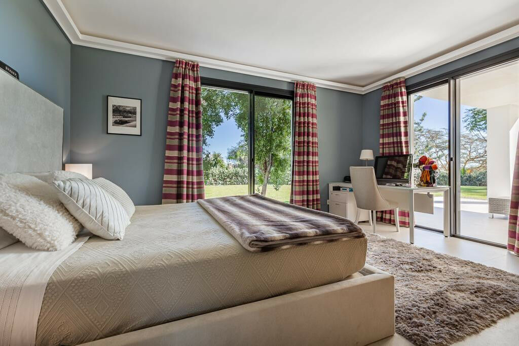 Detached Villa Estepona Málaga - image 9
