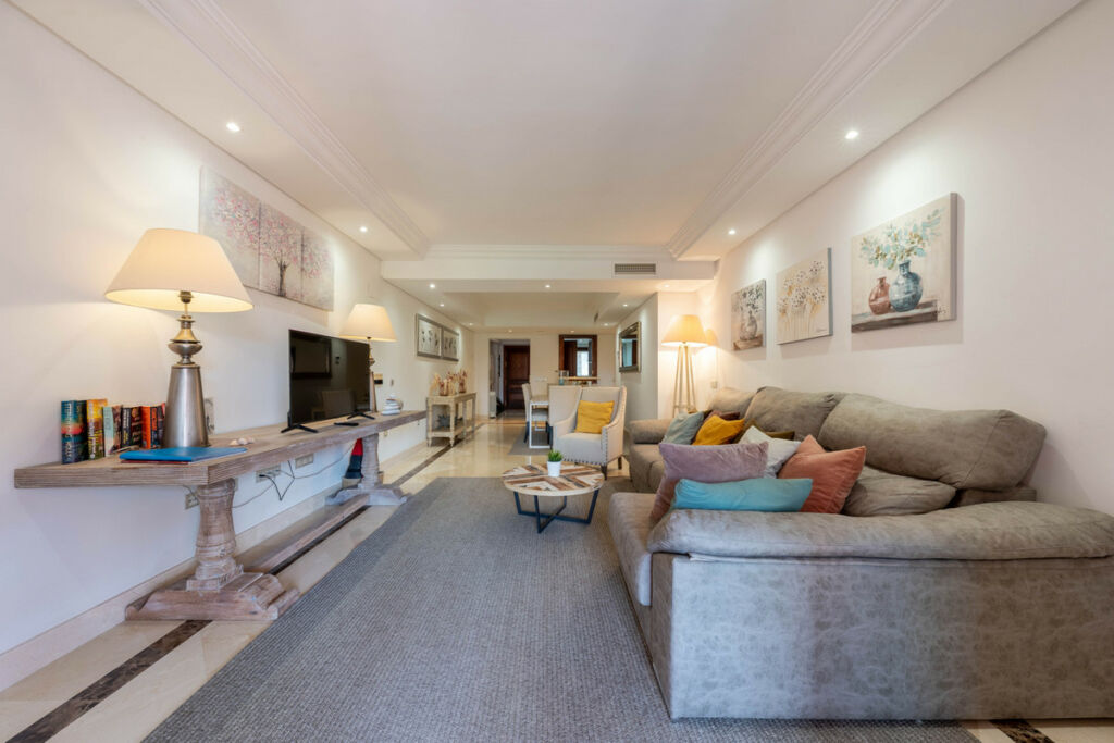 Middle Floor Apartment Estepona Málaga - image 9