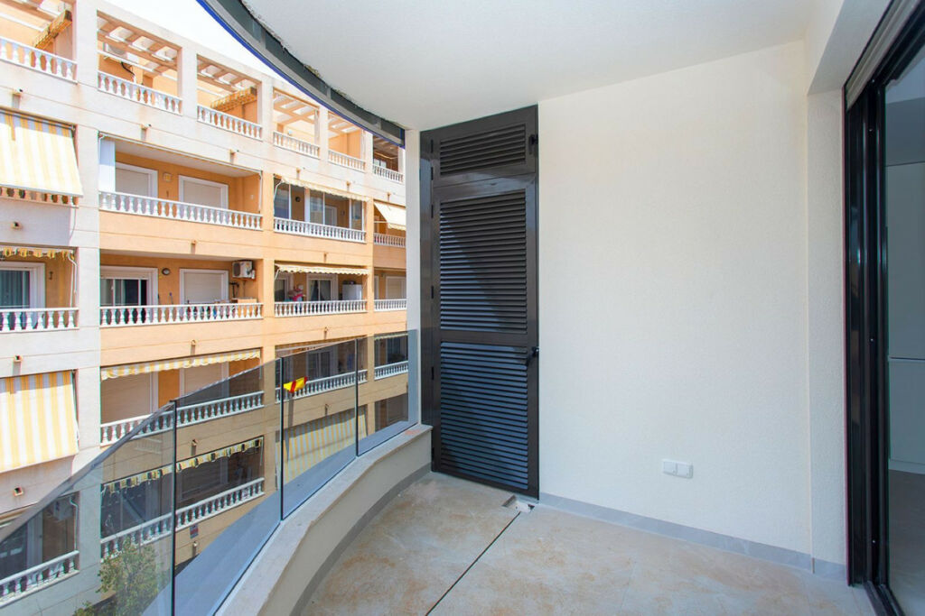 Middle Floor Apartment Torrevieja Alicante - image 9