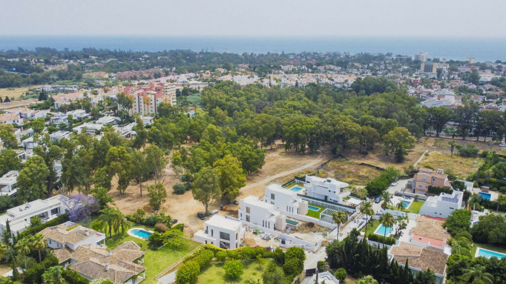 Detached Villa New Golden Mile Málaga - image 9