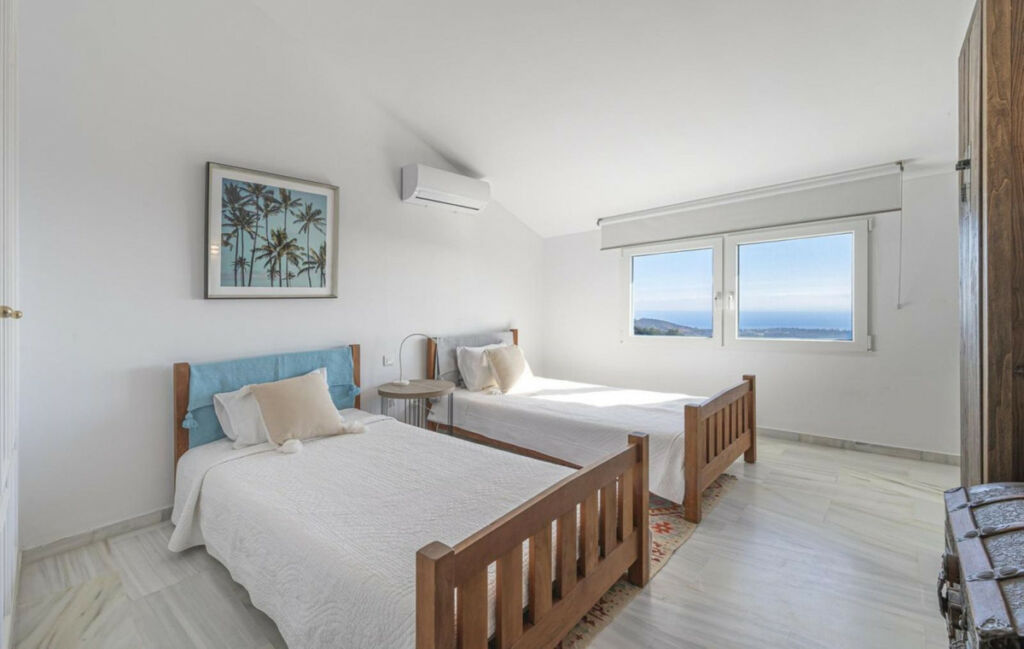 Top Floor Apartment La Mairena Málaga - image 9