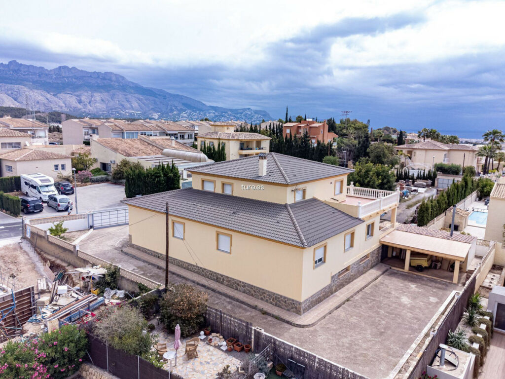 Detached Villa La Nucia Alicante - image 9