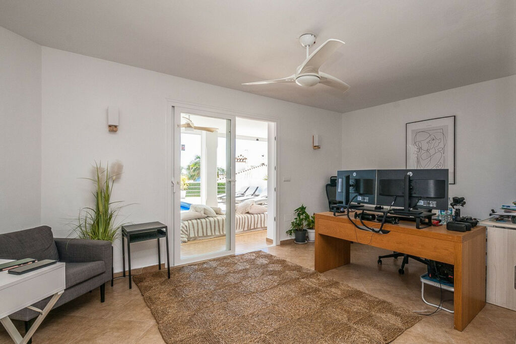Detached Villa Estepona Málaga - image 9