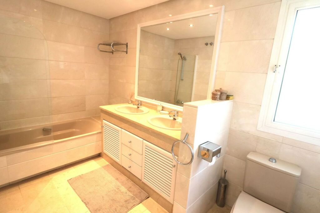 Top Floor Apartment New Golden Mile Málaga - image 9