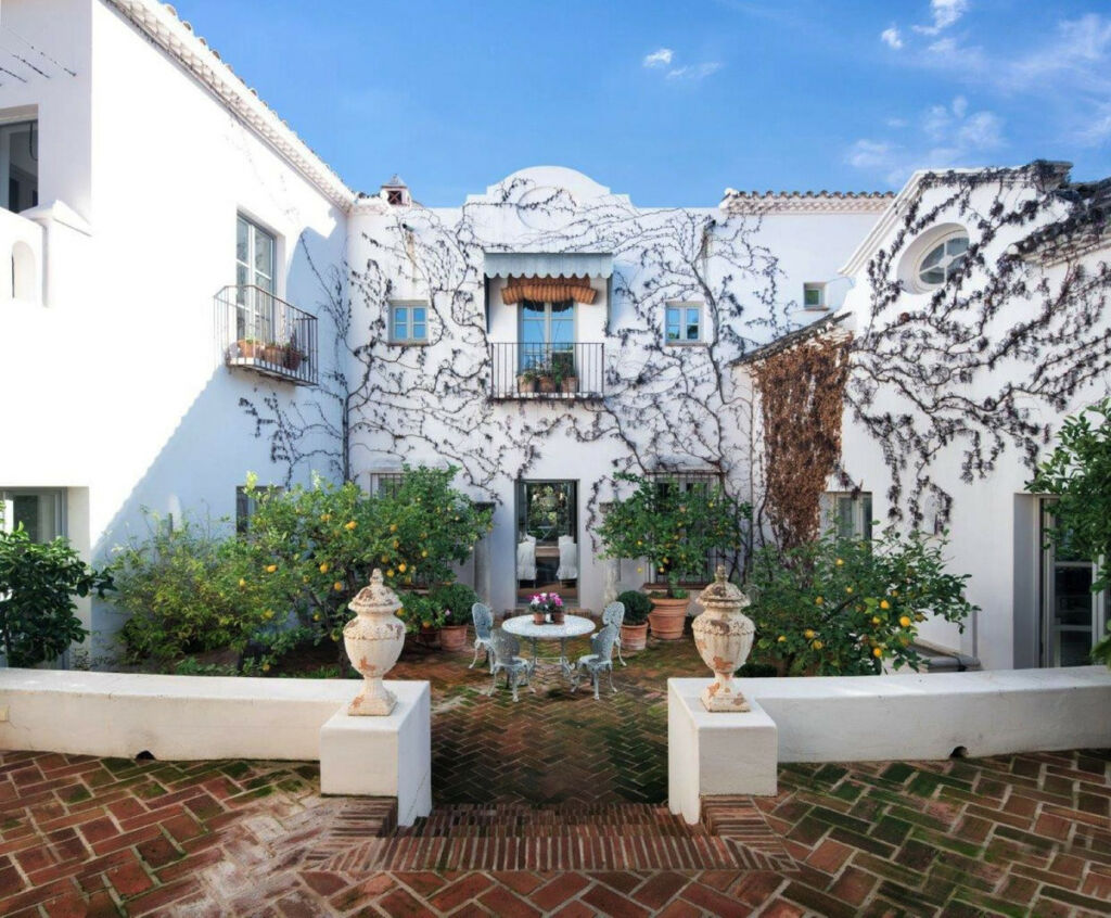 Detached Villa El Madroñal Málaga - image 9