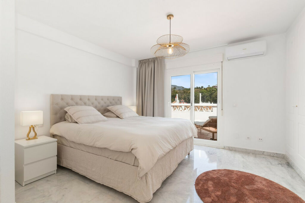 Penthouse Nueva Andalucía Málaga - image 9