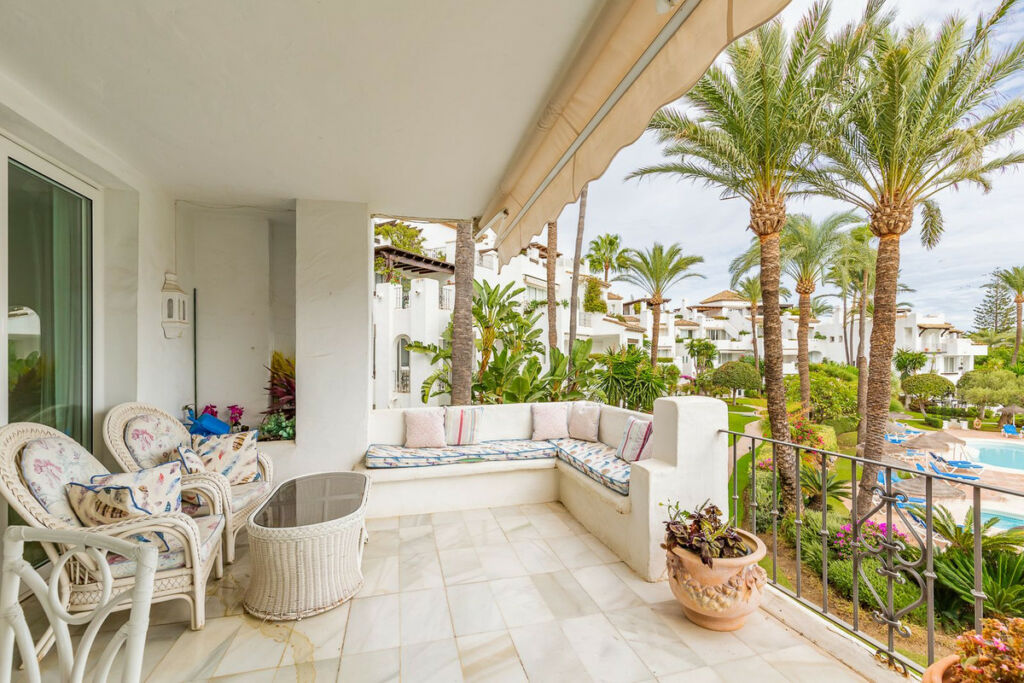 Middle Floor Apartment Estepona Málaga - image 9