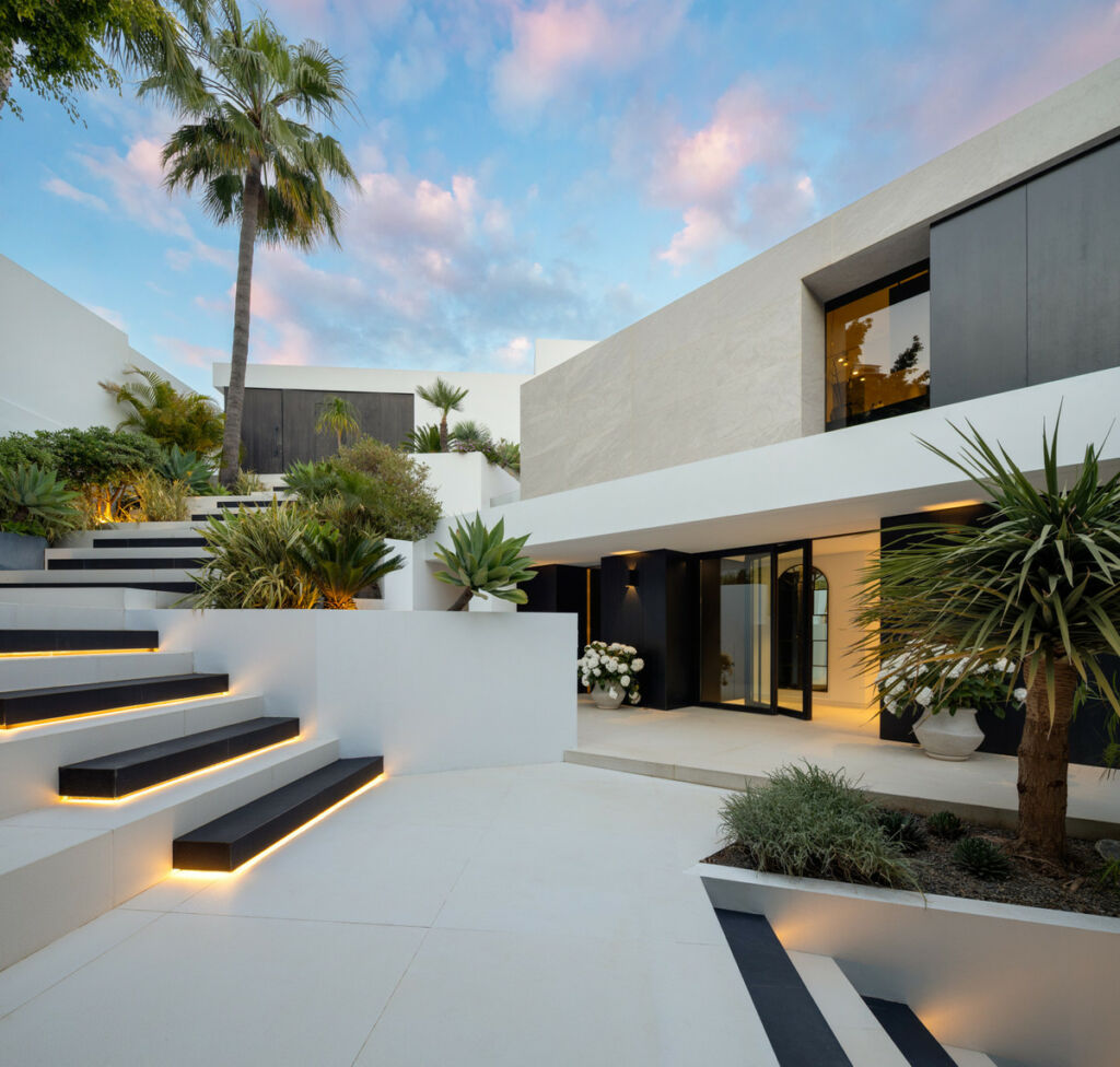 Detached Villa Benahavís Málaga - image 2