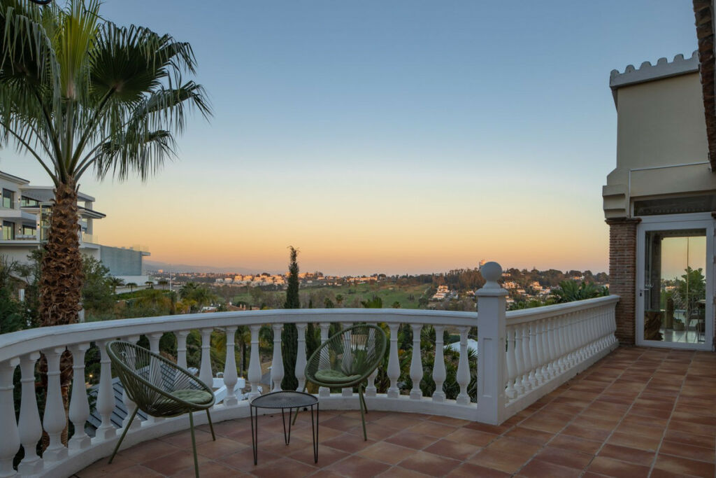 Detached Villa El Paraiso Málaga - image 2