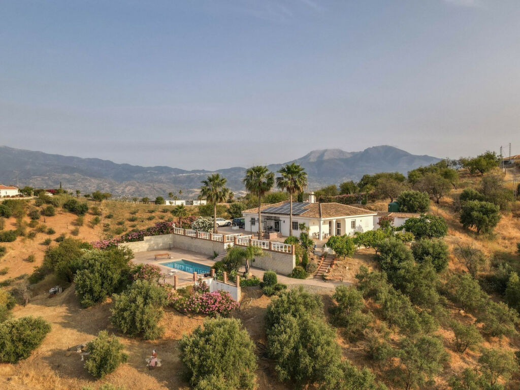 Detached Villa Guaro Málaga - image 5
