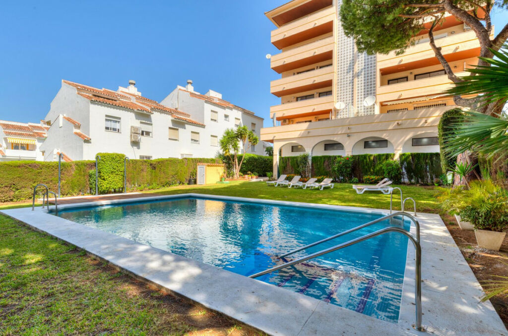 Middle Floor Apartment Nueva Andalucía Málaga - image 2