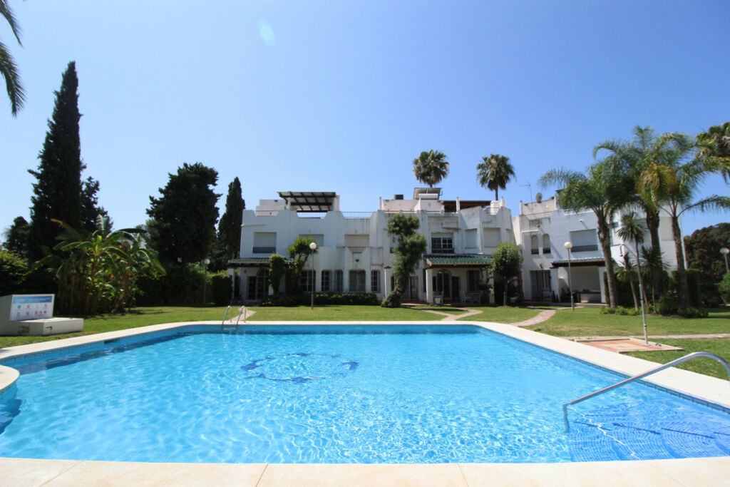 Townhouse Nueva Andalucía Málaga - image 3