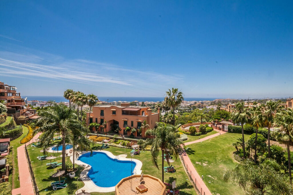 Middle Floor Apartment Marbella Málaga - image 2
