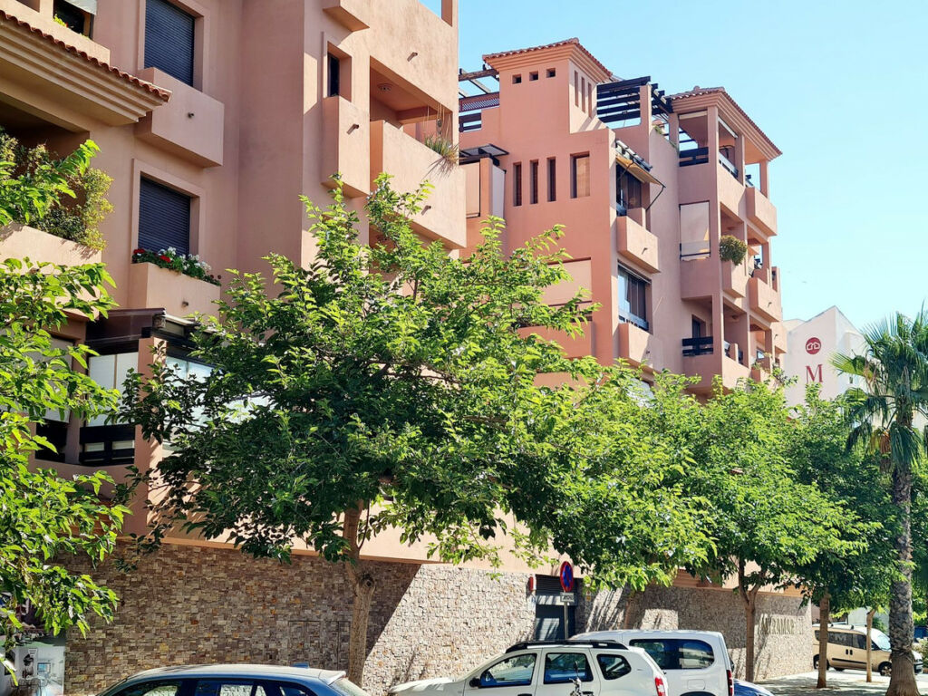 Middle Floor Apartment Benalmadena Málaga - image 3