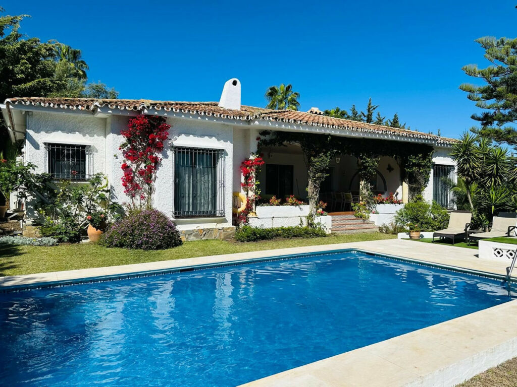 Detached Villa El Paraiso Málaga - image 2