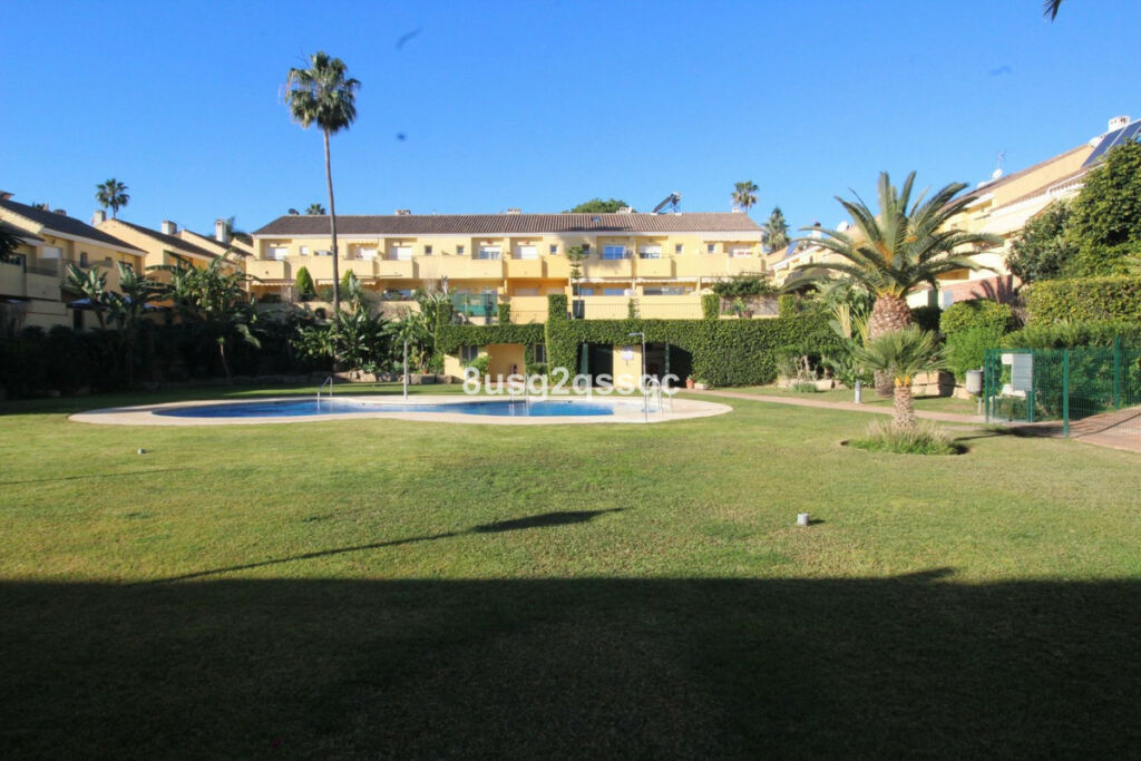 Semi-Detached House Estepona Málaga - image 2