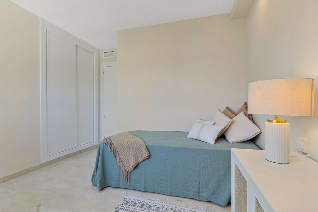 Middle Floor Apartment Nueva Andalucía Málaga - image 11