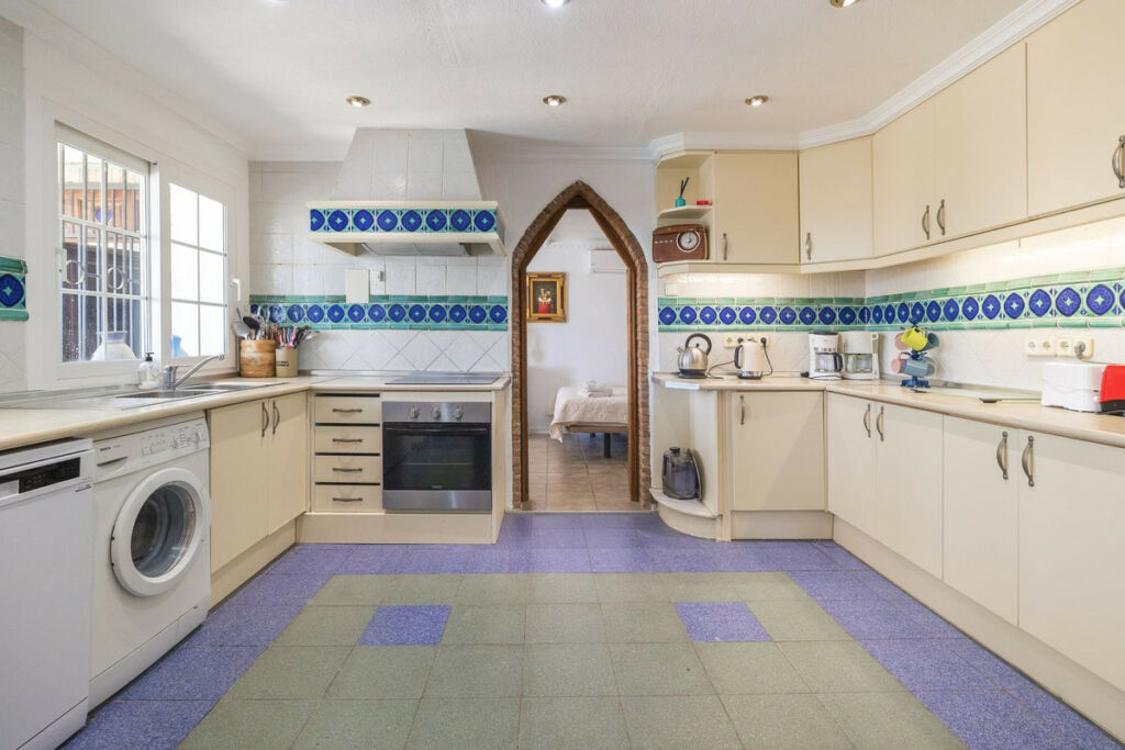 Detached Villa Estepona Málaga - image 27
