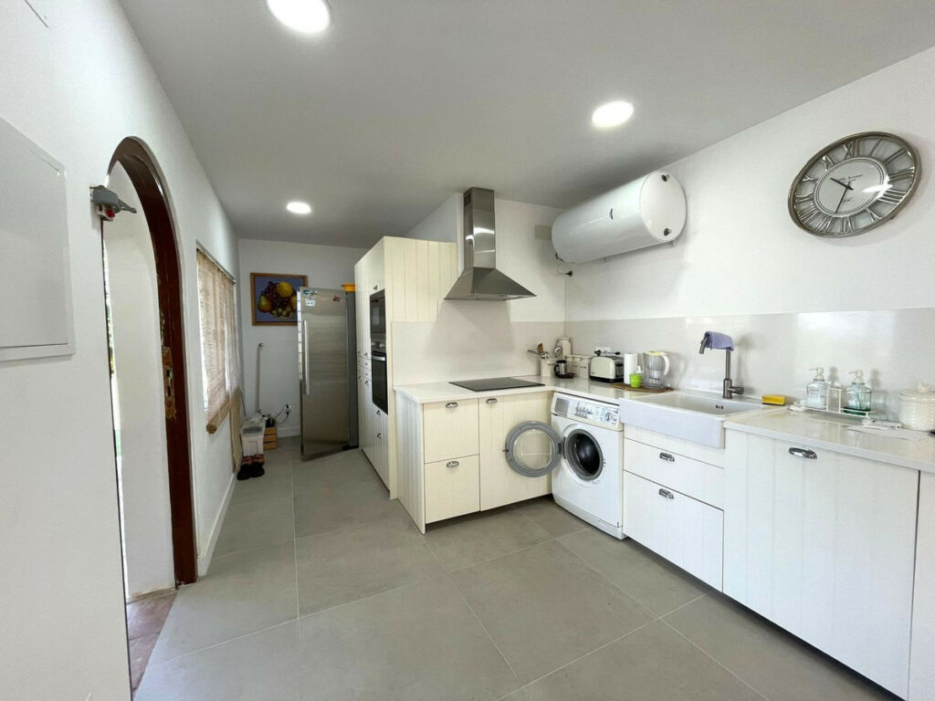 Detached Villa Estepona Málaga - image 10