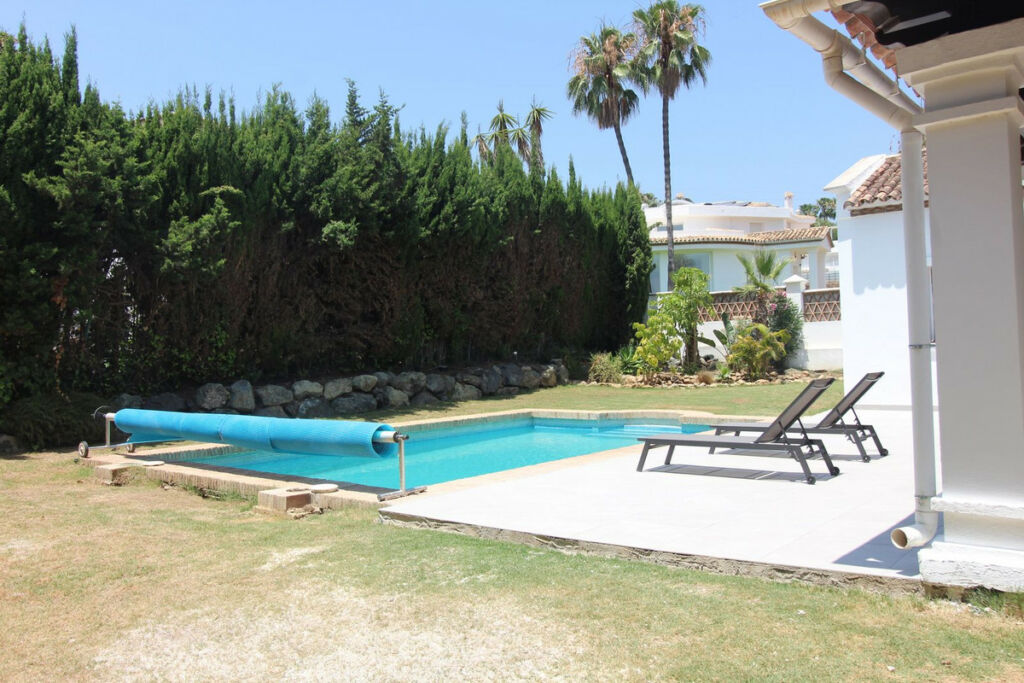 Detached Villa El Paraiso Málaga - image 10