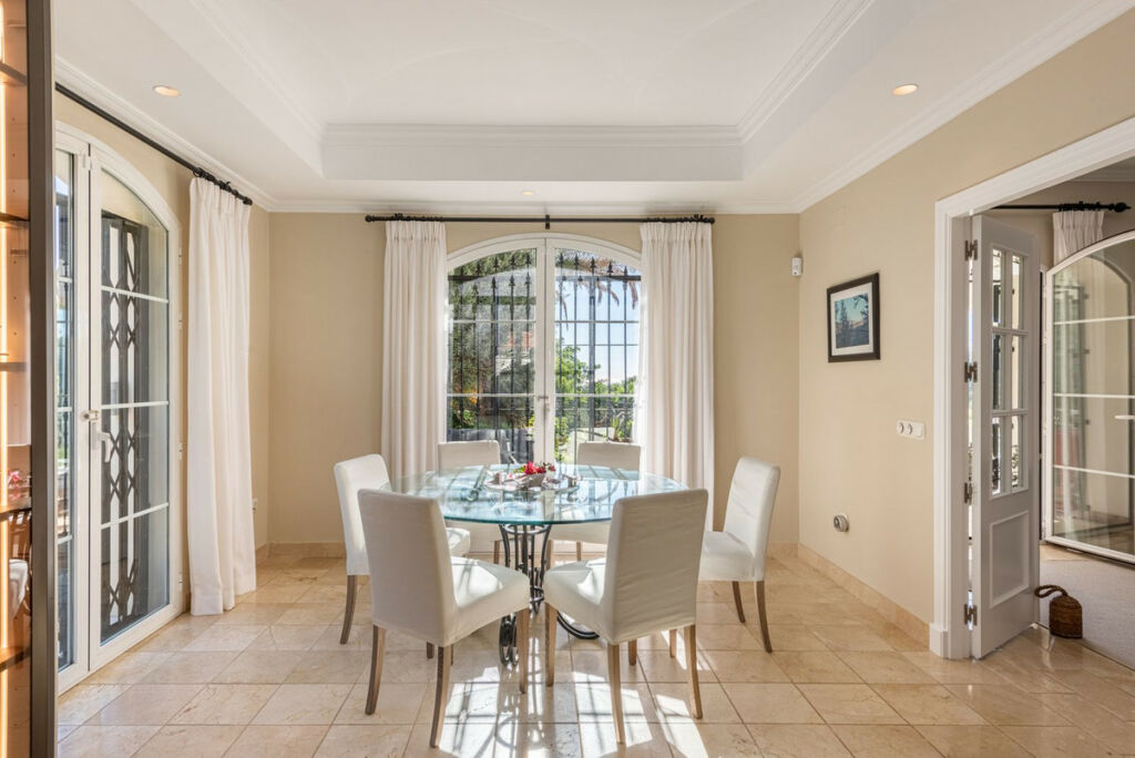 Detached Villa Nueva Andalucía Málaga - image 10