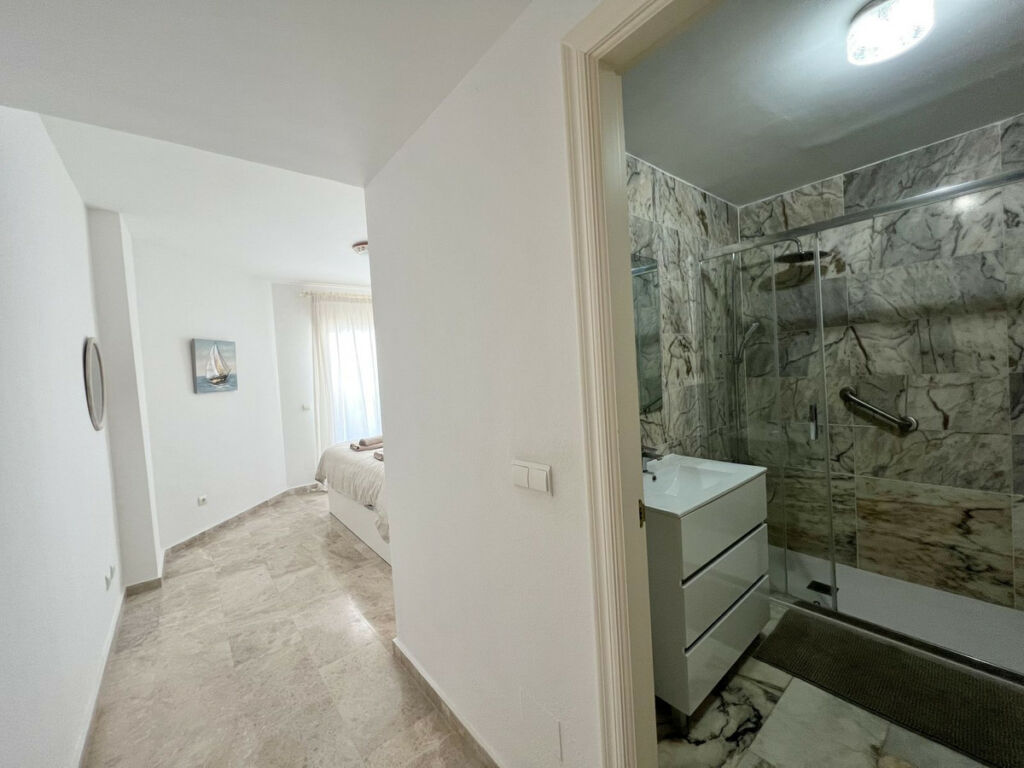 Middle Floor Apartment Calahonda Málaga - image 11