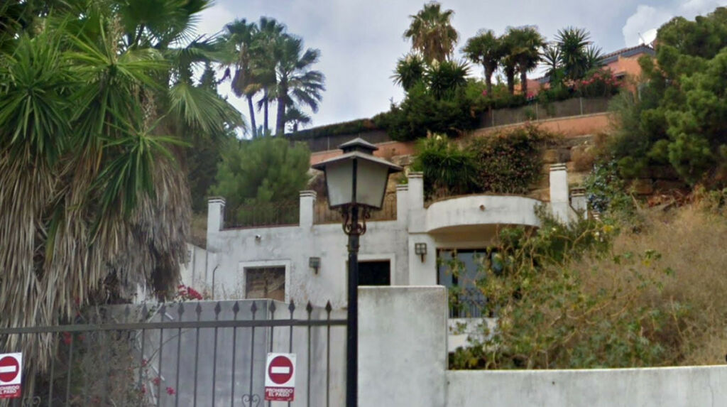 Detached Villa Estepona Málaga - image 11