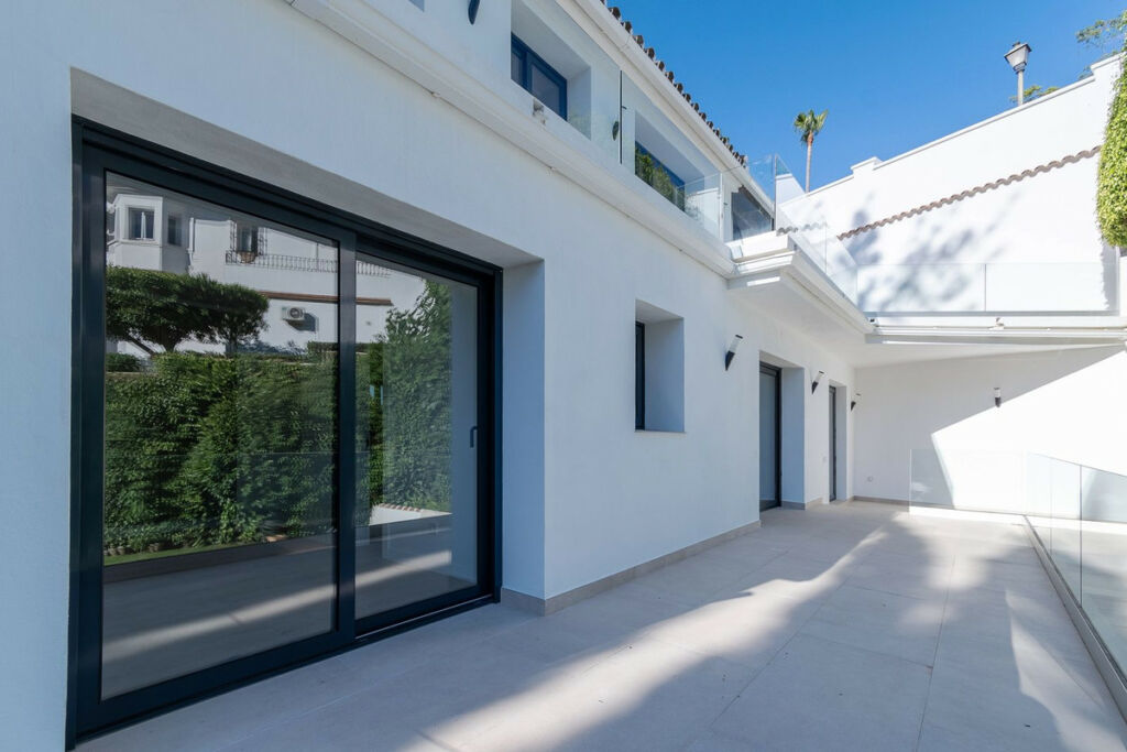 Detached Villa Marbella Málaga - image 11