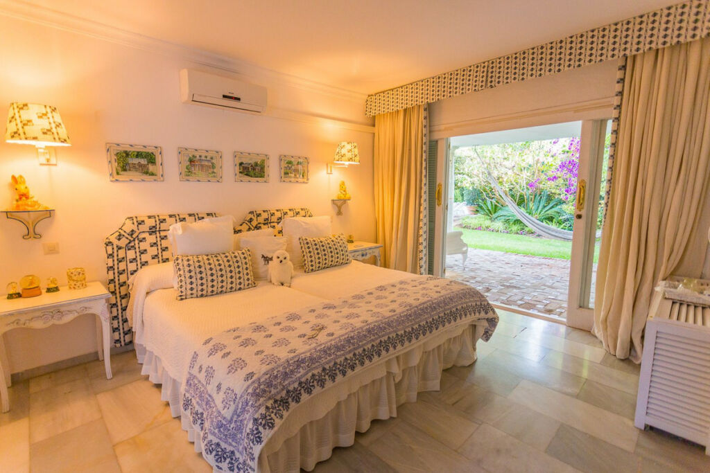 Detached Villa The Golden Mile Málaga - image 11
