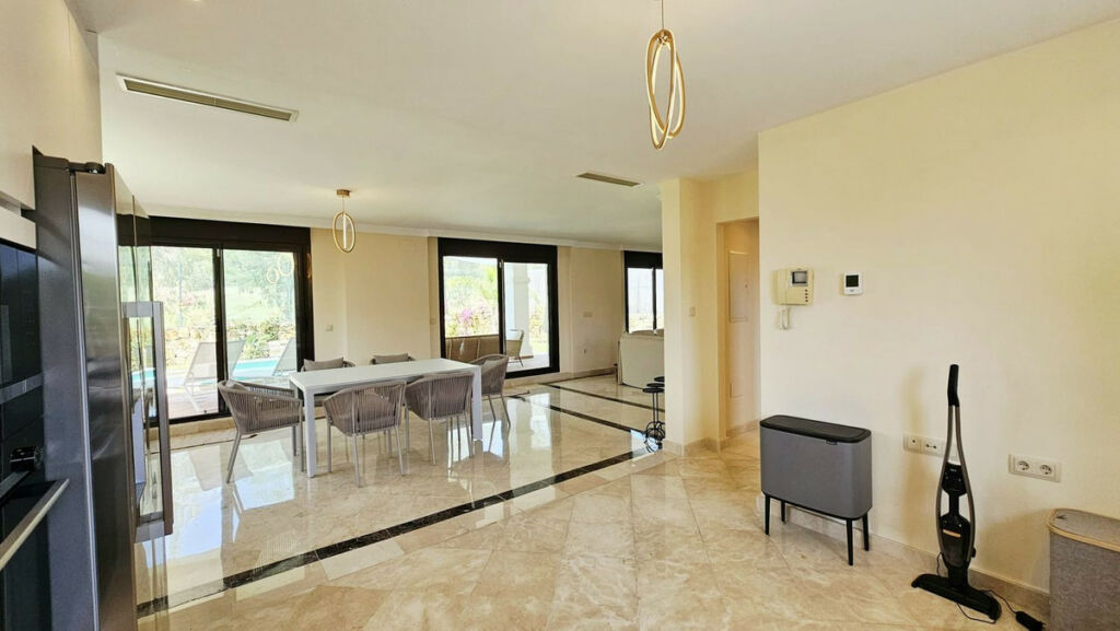 Detached Villa Estepona Málaga - image 11