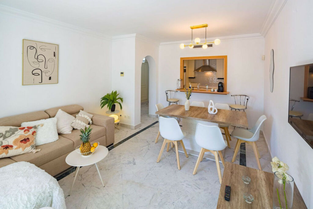 Middle Floor Apartment Puerto Banús Málaga - image 2
