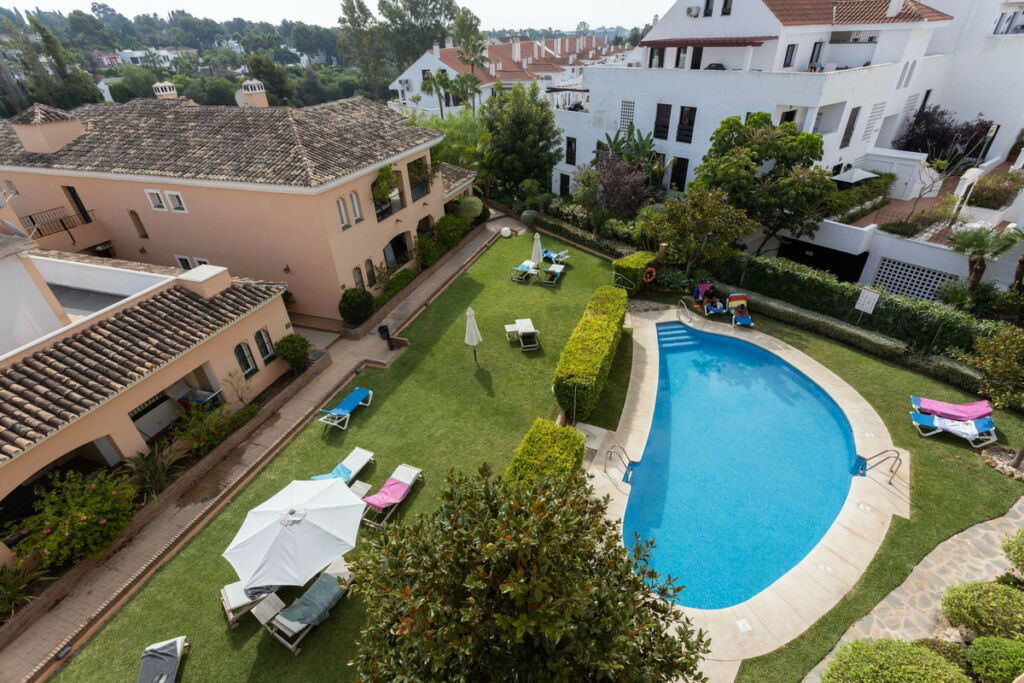 Middle Floor Apartment Nueva Andalucía Málaga - image 11