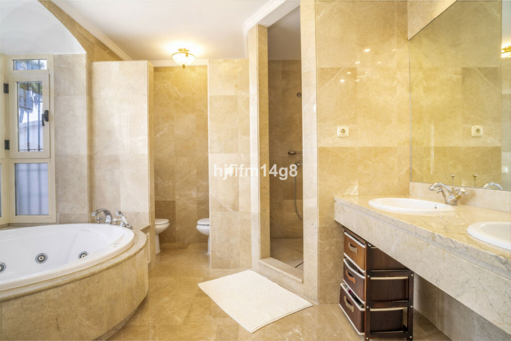 Townhouse Nueva Andalucía Málaga - image 11