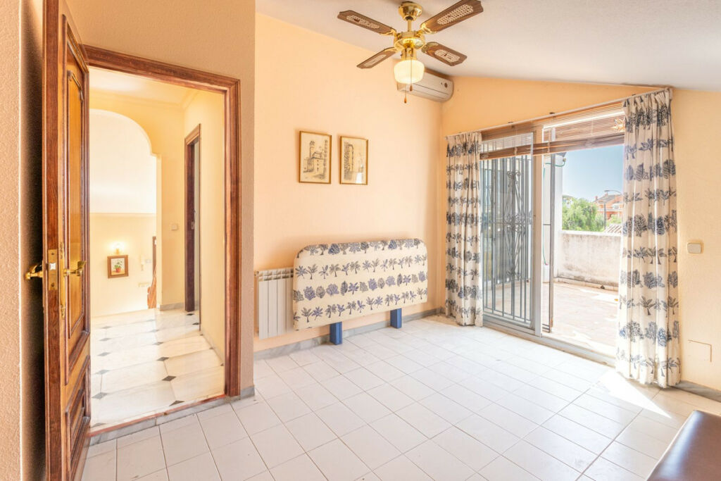 Detached Villa Nueva Andalucía Málaga - image 11
