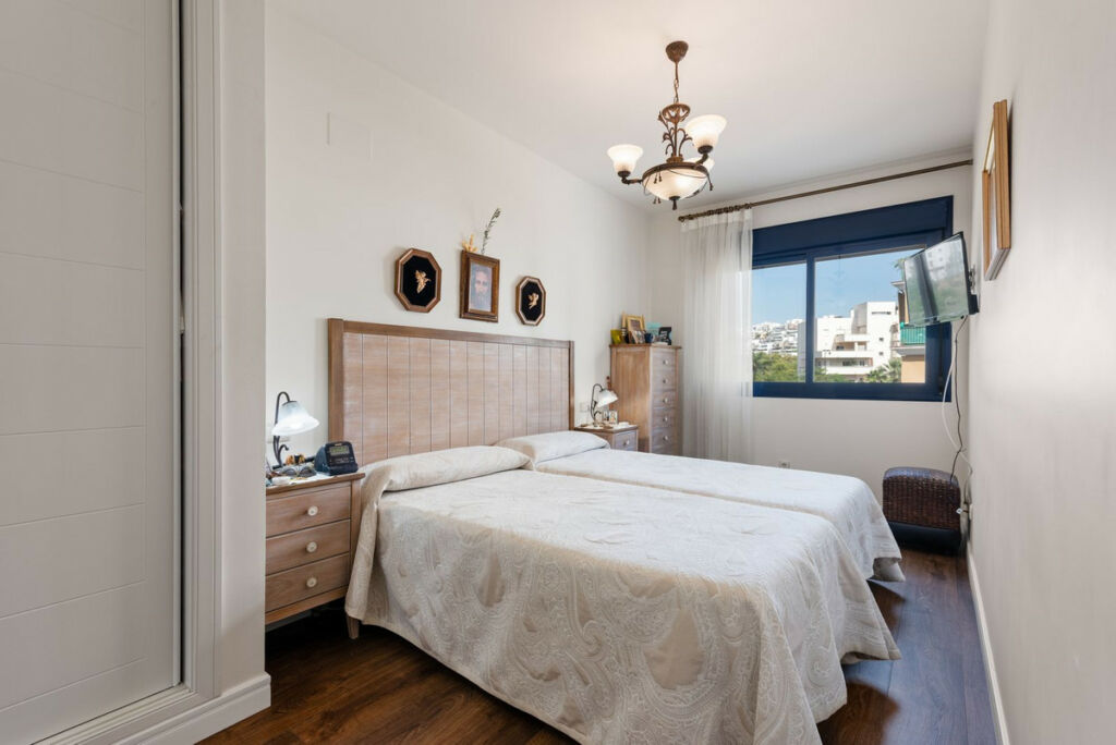 Middle Floor Apartment Estepona Málaga - image 13