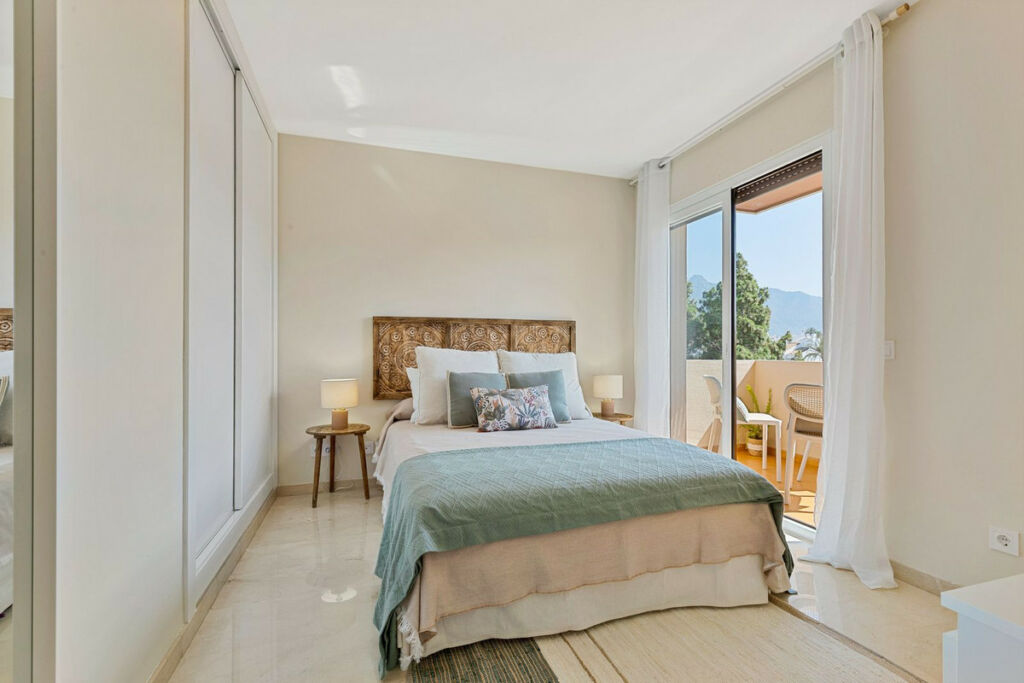 Middle Floor Apartment Nueva Andalucía Málaga - image 12