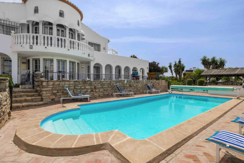 Detached Villa Estepona Málaga - image 12