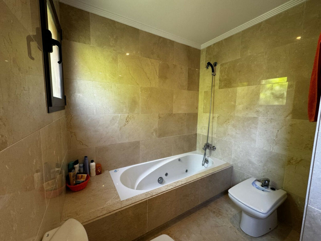 Middle Floor Apartment Estepona Málaga - image 11