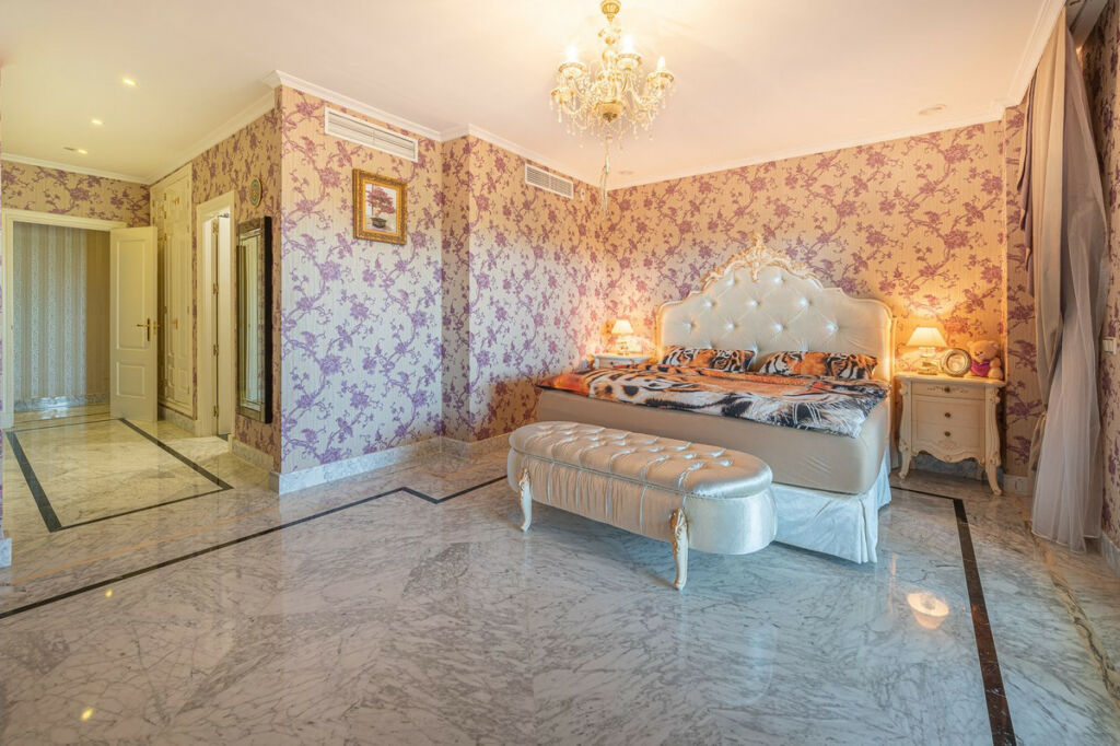 Middle Floor Apartment The Golden Mile Málaga - image 12