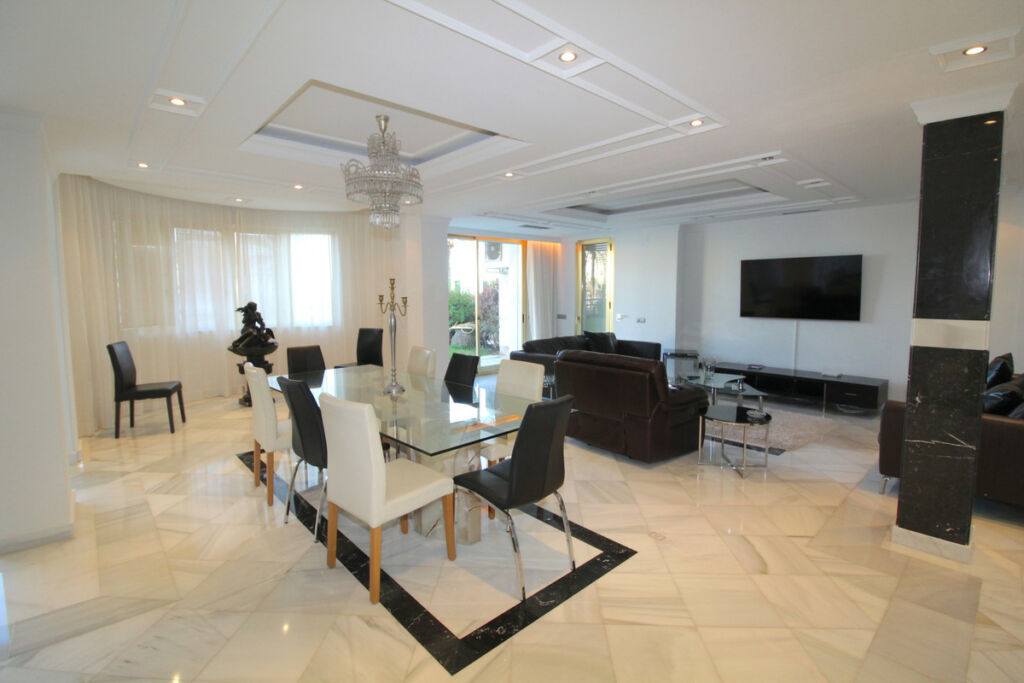 Ground Floor Apartment Puerto Banús Málaga - image 12