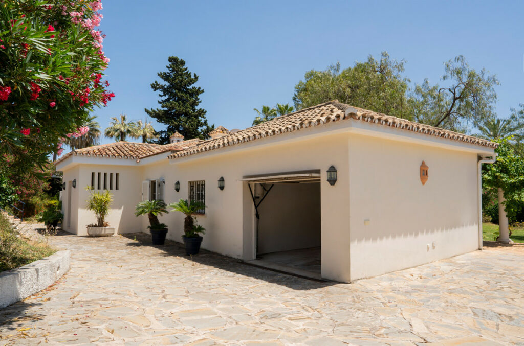 Detached Villa Estepona Málaga - image 12