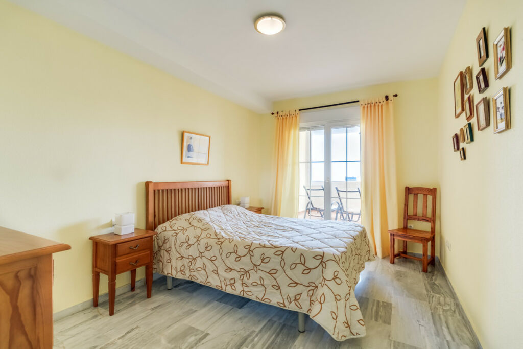 Middle Floor Apartment Cabopino Málaga - image 11